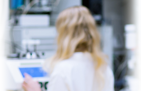 Laborantine sur chromatographe